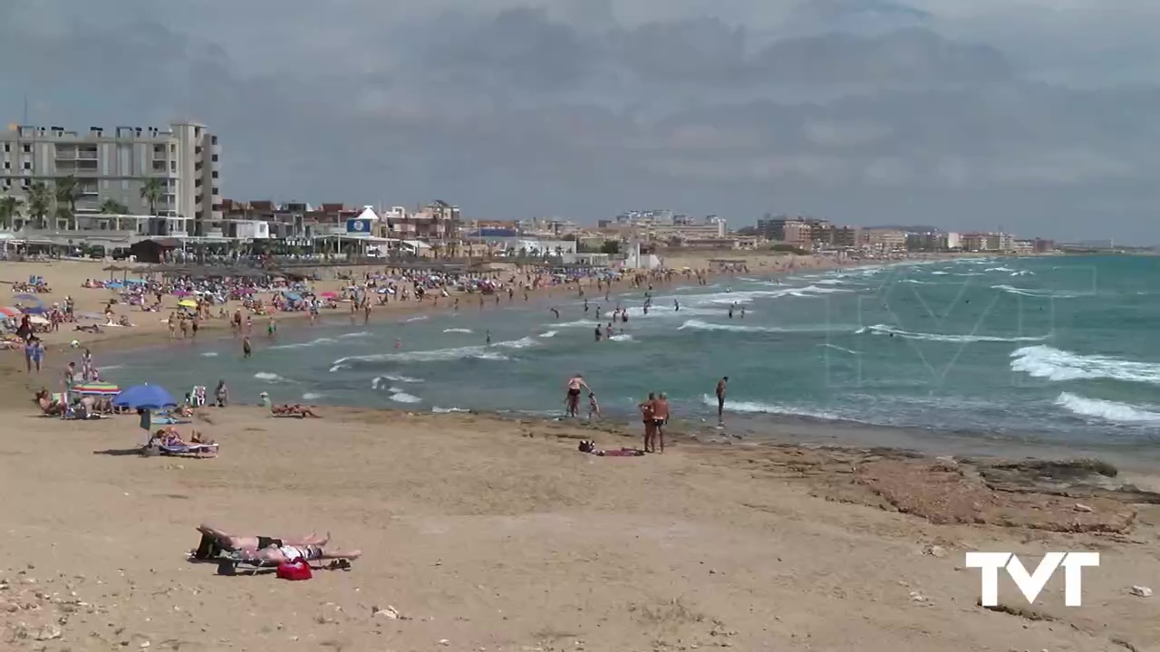 Imagen de Un guardia civil de Torrevieja se echa al agua para salvar a una pareja que se estaba ahogando