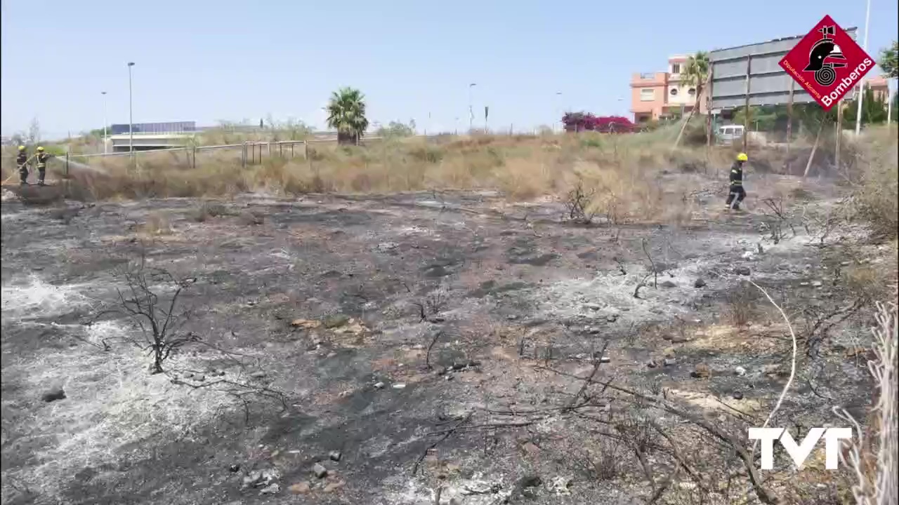 Imagen de Los Bomberos actúan sobre un incendio de matorral muy próximo a un centro hospitalario