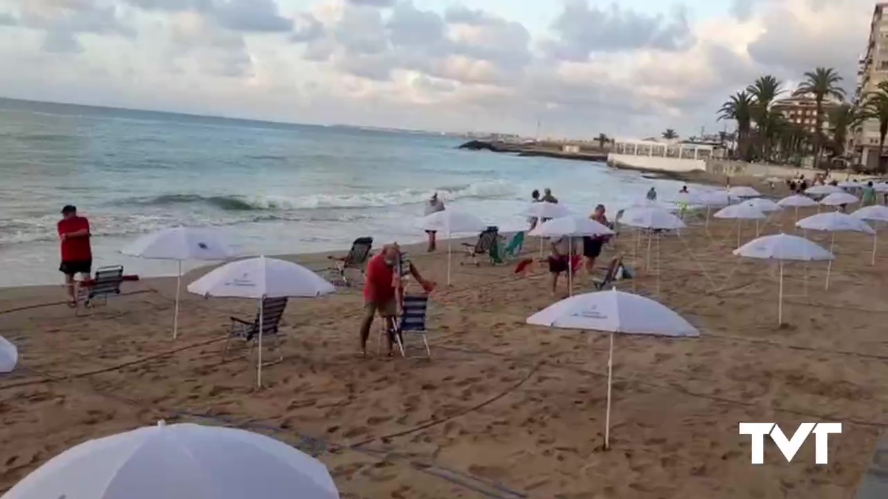Imagen de Comercio llena de sombrillas la playa del Cura