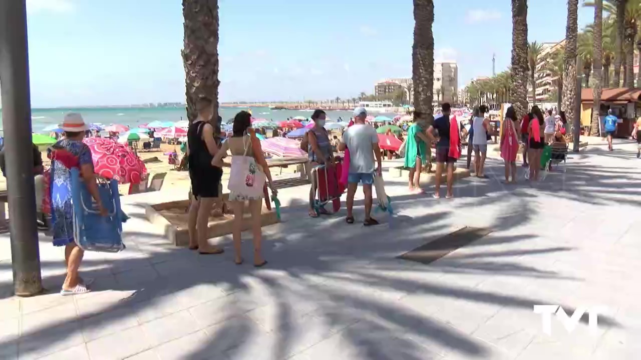 Imagen de La limitación de aforos en las playas provoca colas para poder acceder