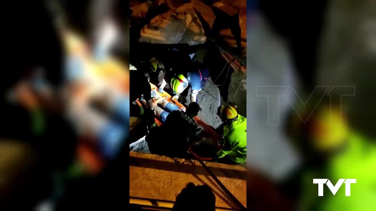 Imagen de Un hombre cae desde una altura de dos metros a la zona de rocas del Dique de Levante