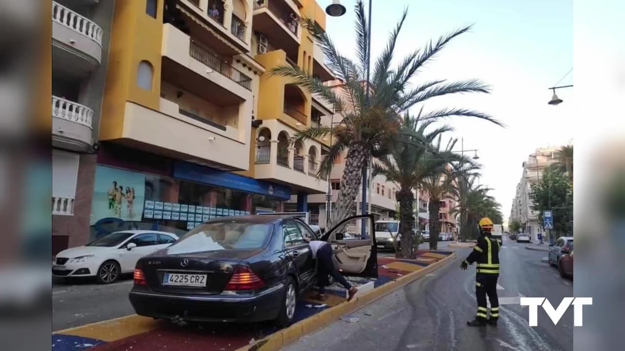 Imagen de Ilesos los ocupantes de un vehículo que chocó contra una palmera y causó daños en cuatro coches más