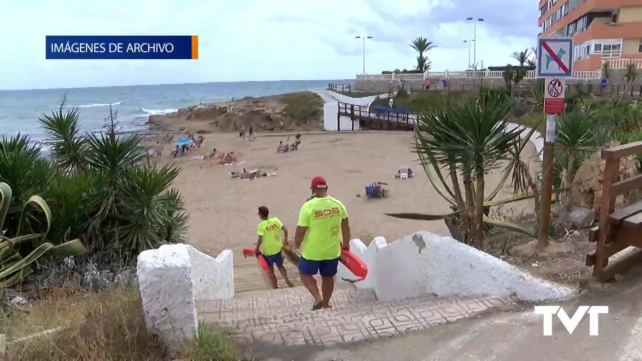 Imagen de Rescatado un hombre en Cabo Cervera que se había refugiado en una cueva por el fuerte oleaje