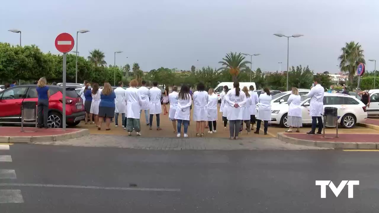 Imagen de Manifestación y contramanifestación en las puertas del Hospital de Torrevieja