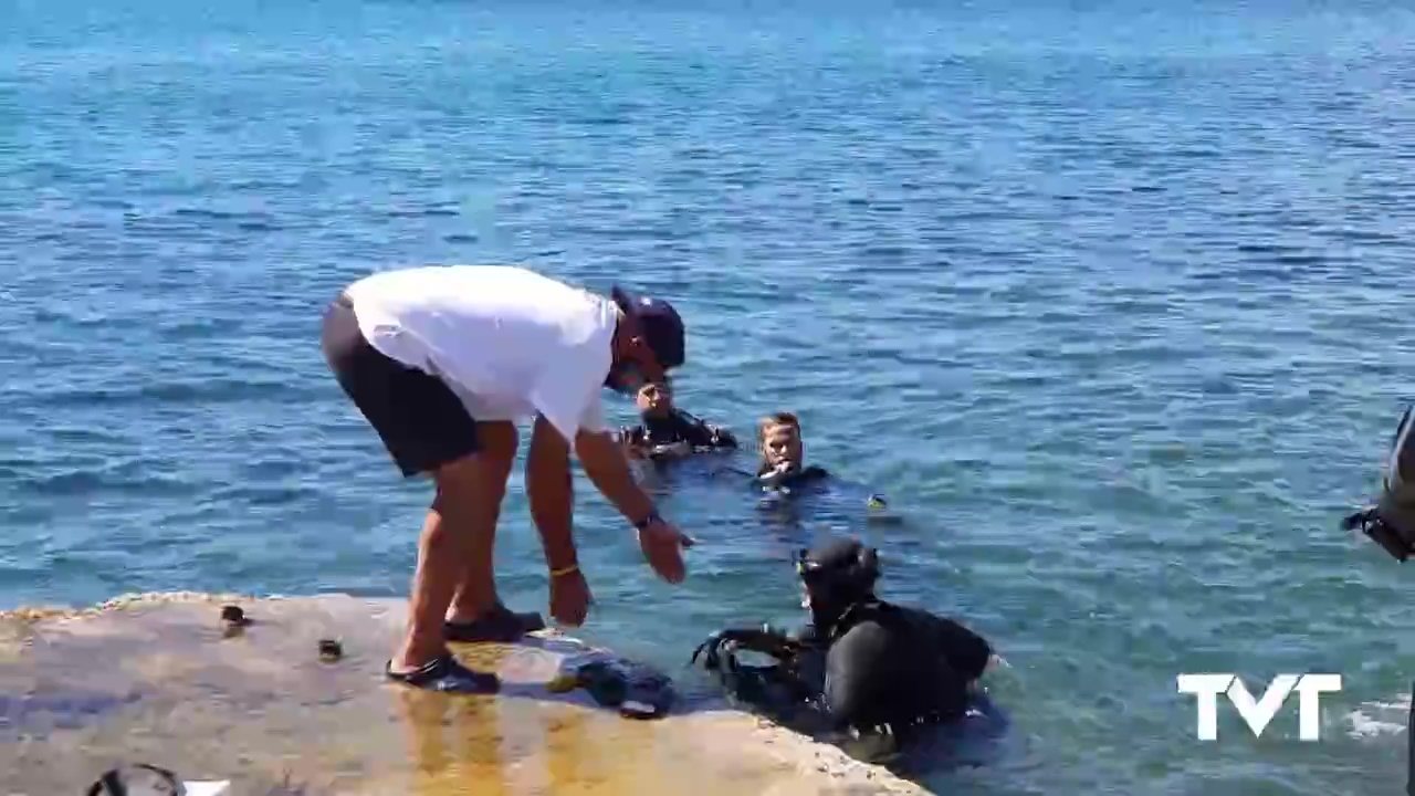 Imagen de Los buceadores recogen desechos de pesca en los fondos marinos de Torrevieja