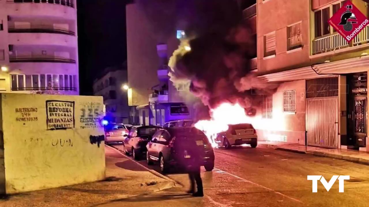 Imagen de Los bomberos intervienen en el incendio de dos vehículos en la calle Fuensanta