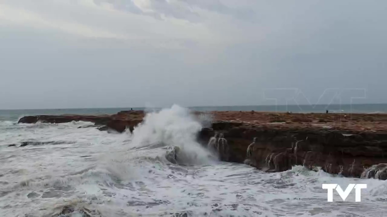 Imagen de El temporal golpea con fuerza en la costa torrevejense con olas de hasta 3 metros de altura