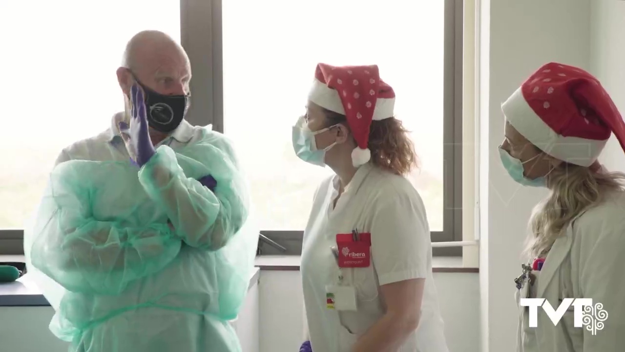 Imagen de Jose A. Valero recibe en el Hospital de Torrevieja el más bello regalo que podía recibir en Navidad