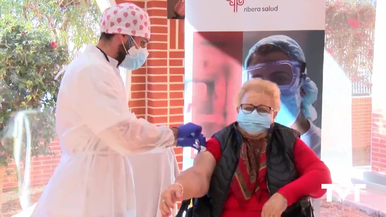 Imagen de Isabel,85 años, residente de la Inmaculada, la primera vacunada en Torrevieja