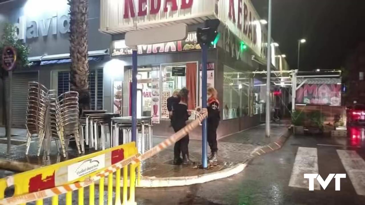 Imagen de Una fuga de combustible en Avda. Cortes Valencianas provoca varios accidentes