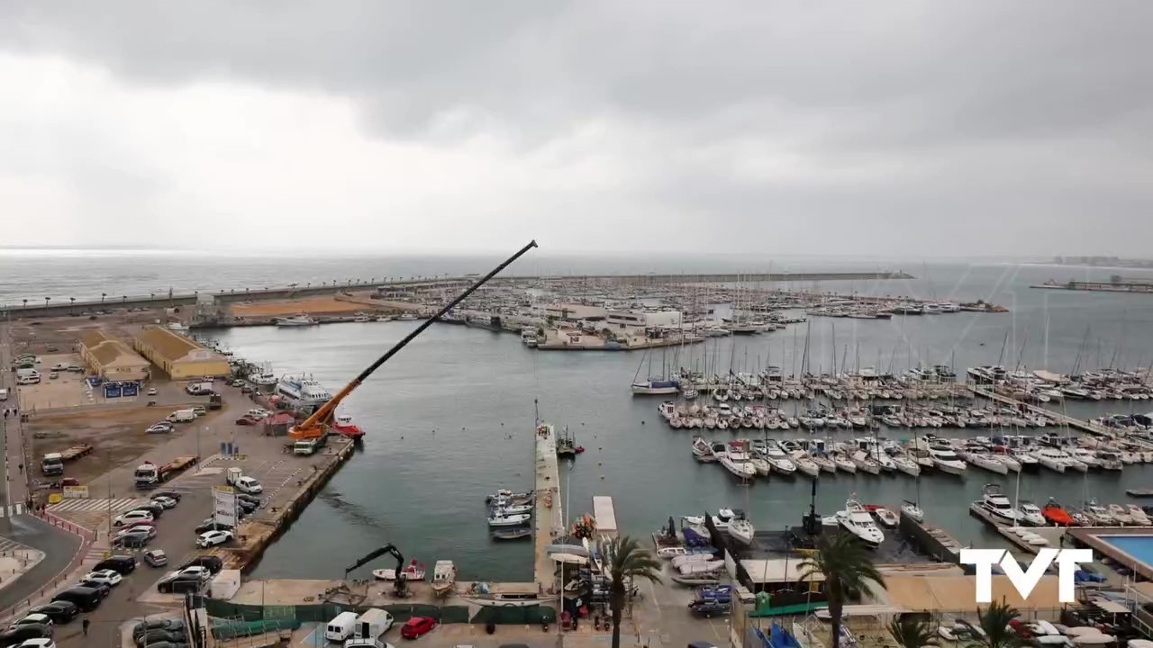 Imagen de Una grúa de grandes dimensiones inicia los trabajos de mejora del Muelle 10 del RCNT