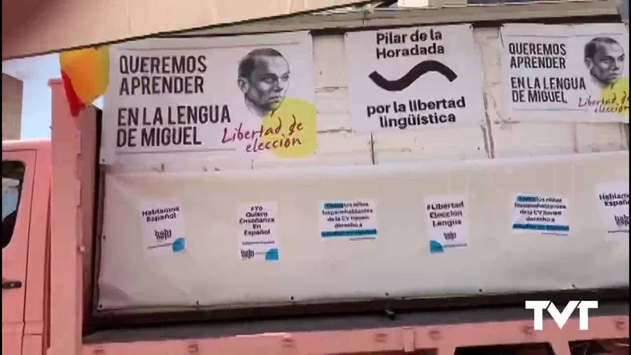 Imagen de Más de 400 vehículos y cientos de familias se sumaron a la protesta por la libertad lingüística