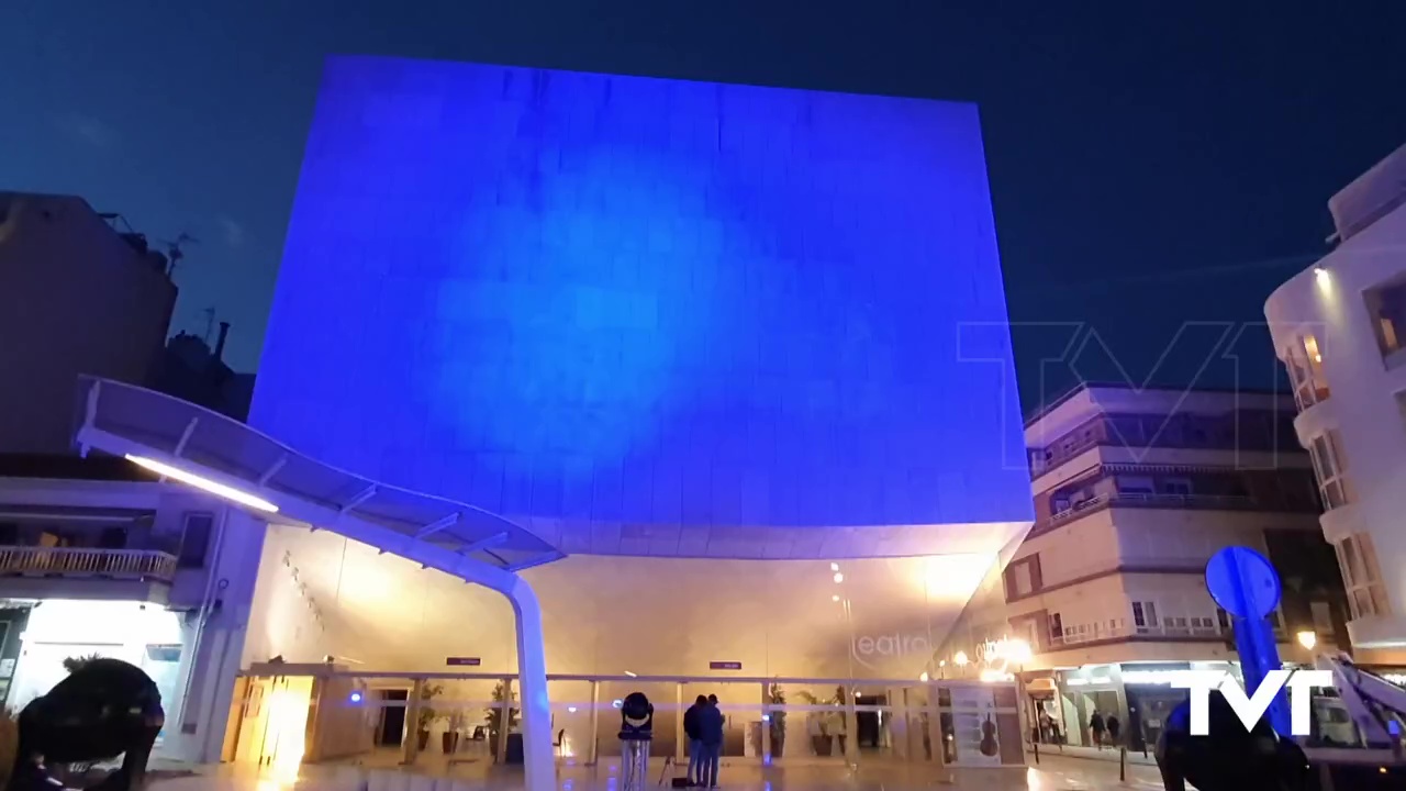 Imagen de La fachada del teatro y la Torre del Moro se tiñen de azul en el Día Mundial del Autismo
