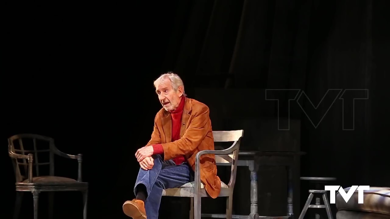 Imagen de Cultura de gran nivel en el Teatro con Señora de rojo sobre fondo gris