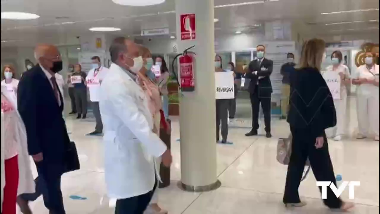 Imagen de Trabajadores del hospital reciben al nuevo Comisionado con silbatos y gritos de NO REVERSIÓN