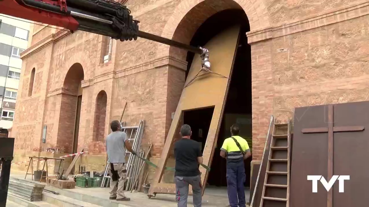 Imagen de La puerta principal del Templo Arciprestal viaja a un taller de Badajoz para ser restaurada