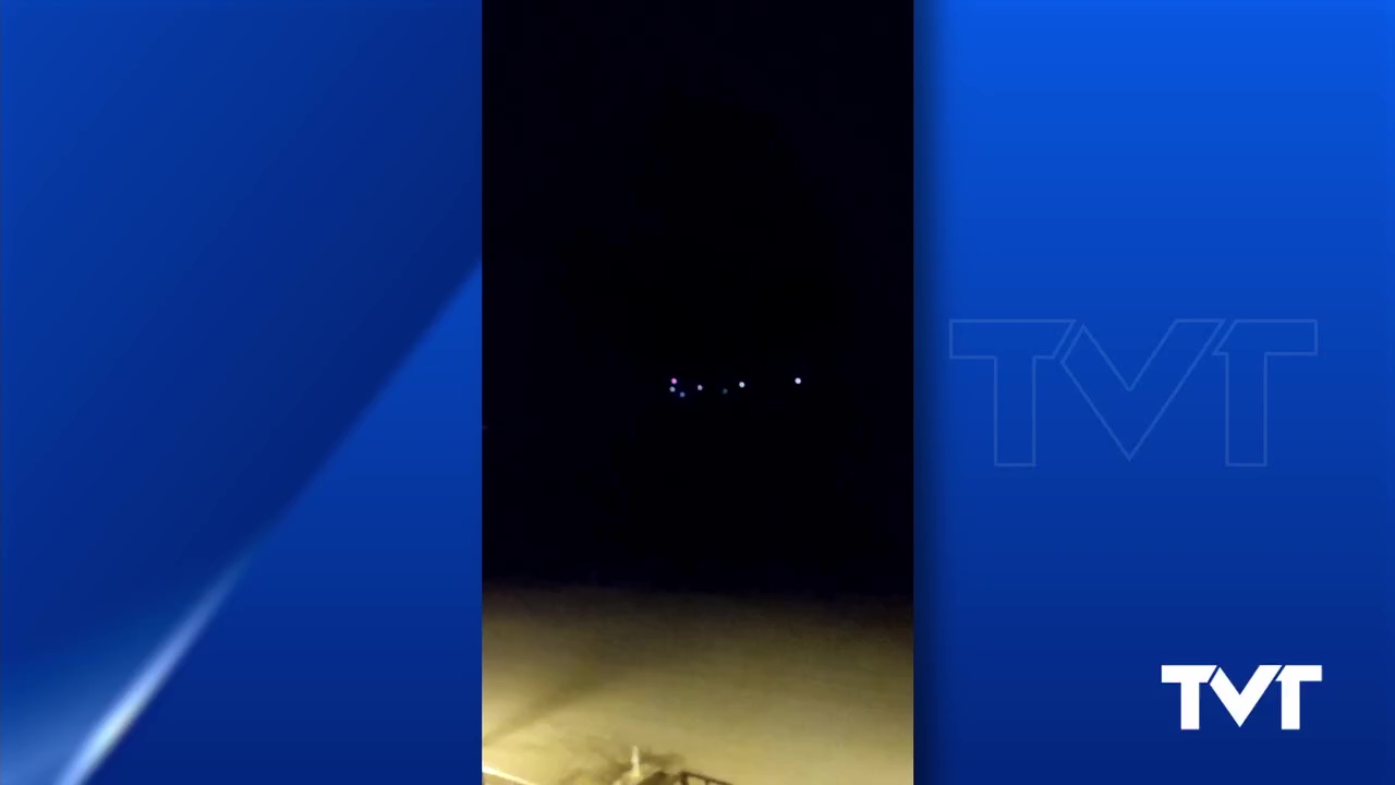 Imagen de Un helicóptero sobrevolando muy bajo la costa de Torrevieja alarma y despierta a vecinos de la zona