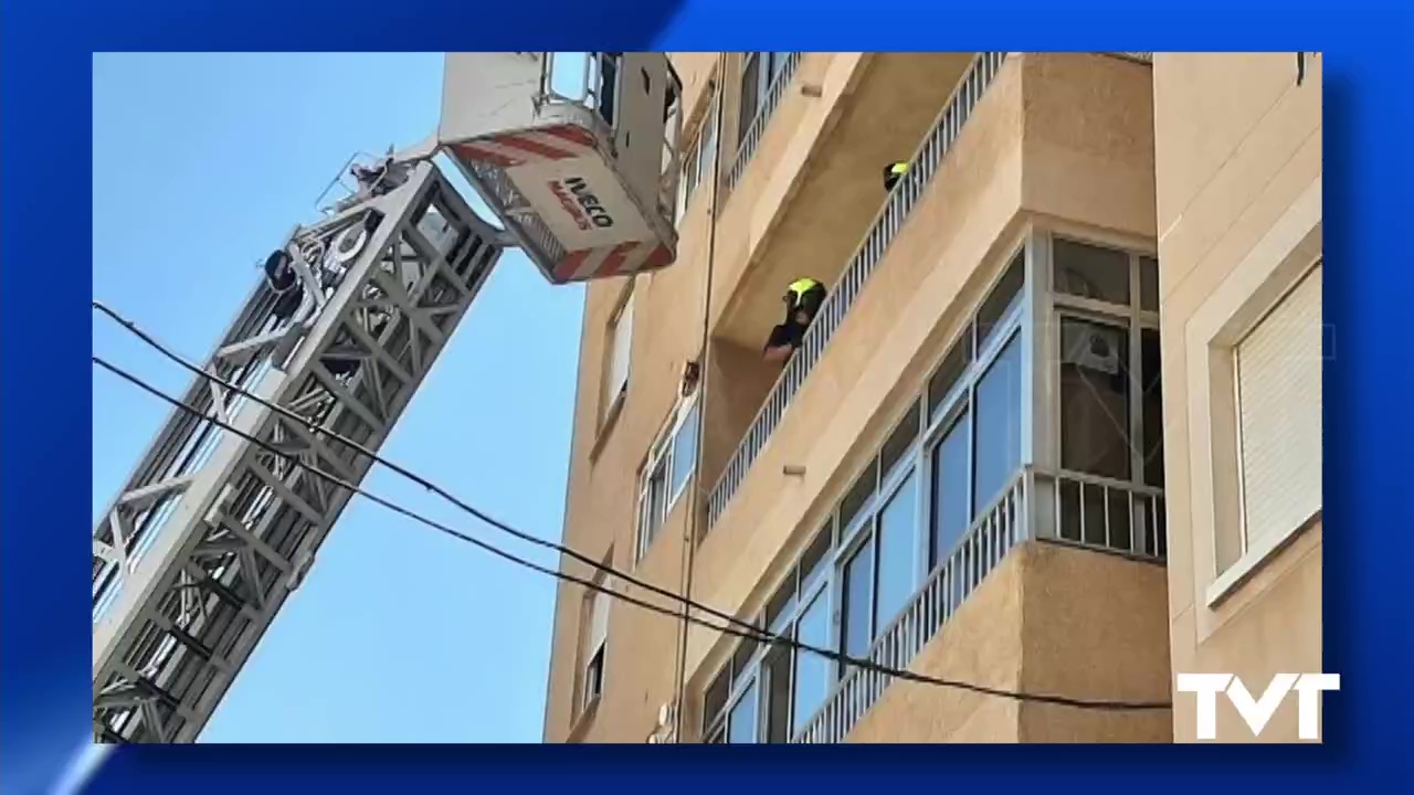 Imagen de Rescatan a un anciano en Torrevieja que había sufrido una caída en el interior de su vivienda