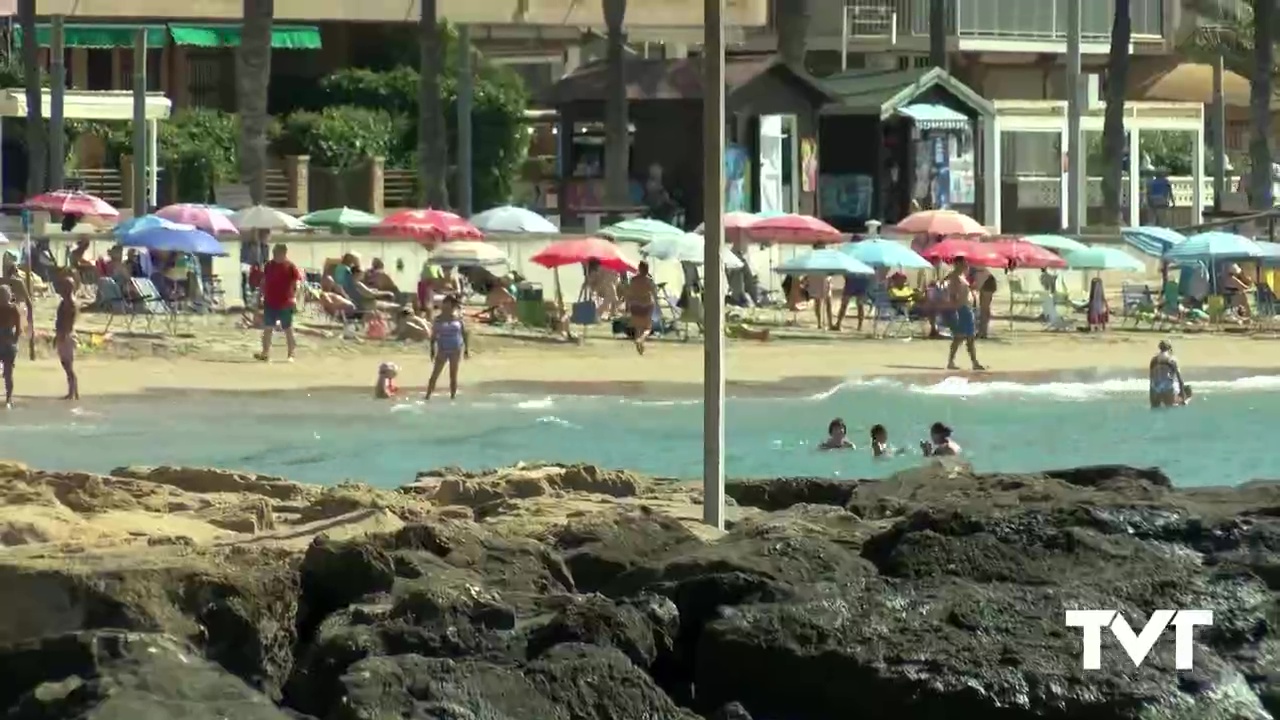 Imagen de Las playas urbanas de Torrevieja se llenan en el mes de junio