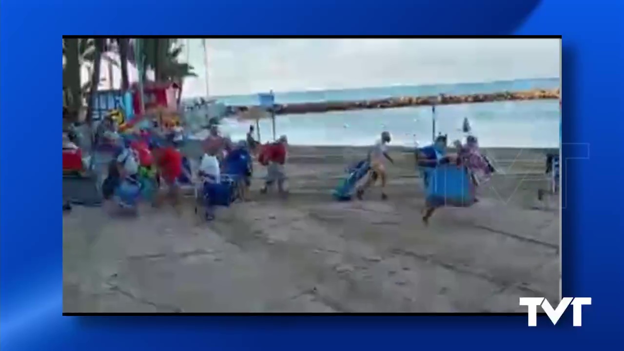 Imagen de Las carreras de los bañistas en una playa de Torrevieja para coger el mejor sitio