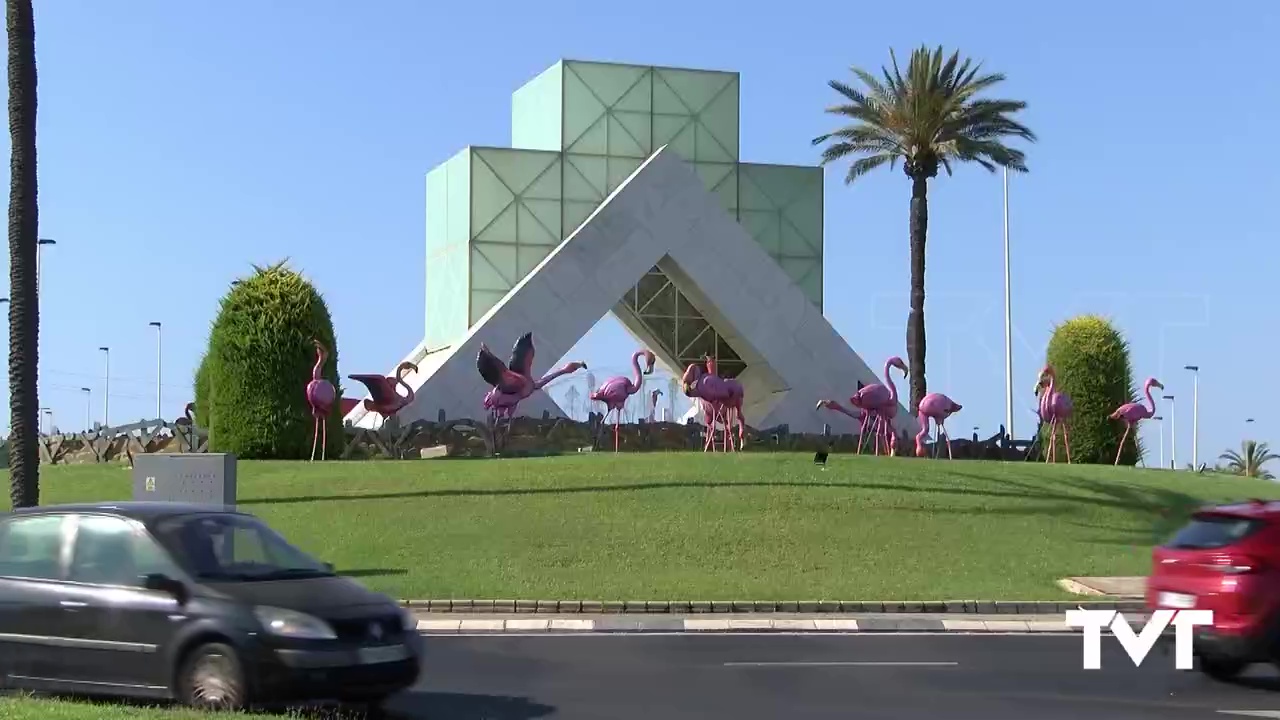 Imagen de Unos peculiares flamencos rosas invaden la rotonda de la CV- 905