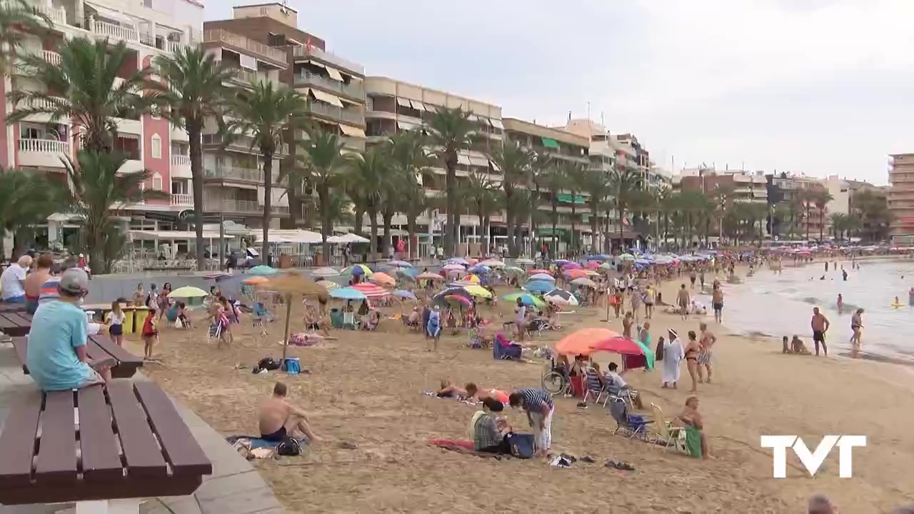 Imagen de Los bañistas resisten en la playa a pesar del primer chaparrón