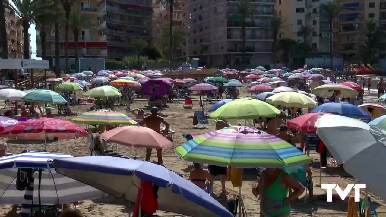 Imagen de Madrugar y hacer cola son los requisitos imprescindibles para bañarse en la playa del cura