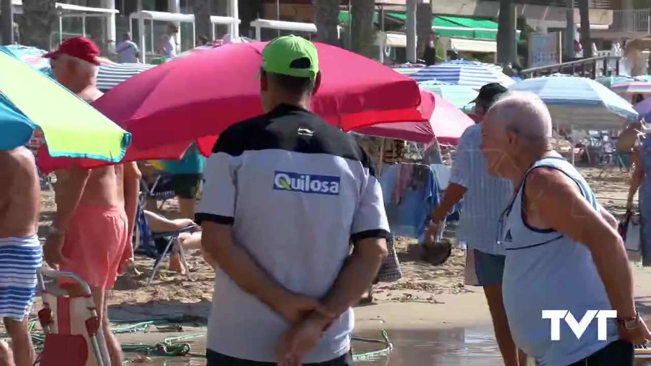 Imagen de Confiscadas 70 sombrillas en un día en la Playa del Cura