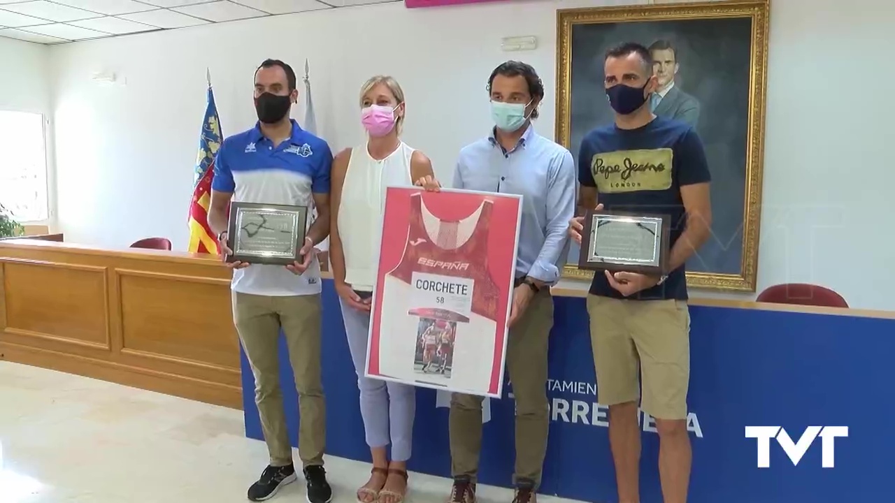 Imagen de Luis Manuel Corchete y Daniel Cánovas reciben unas placas en reconocimiento a su paso por Tokyo