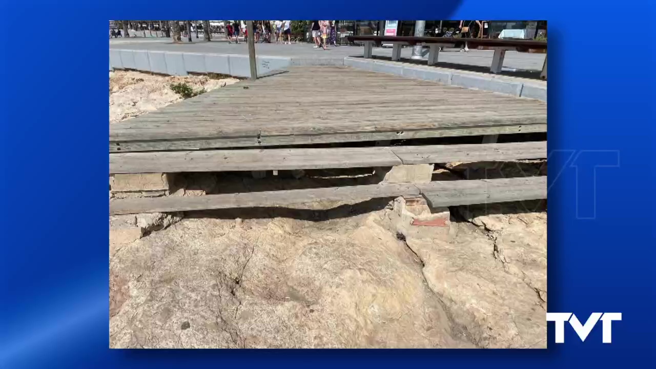 Imagen de Se reponen las tablas de madera dañadas en la senda peatonal de La Mata y el paseo Juan Aparicio