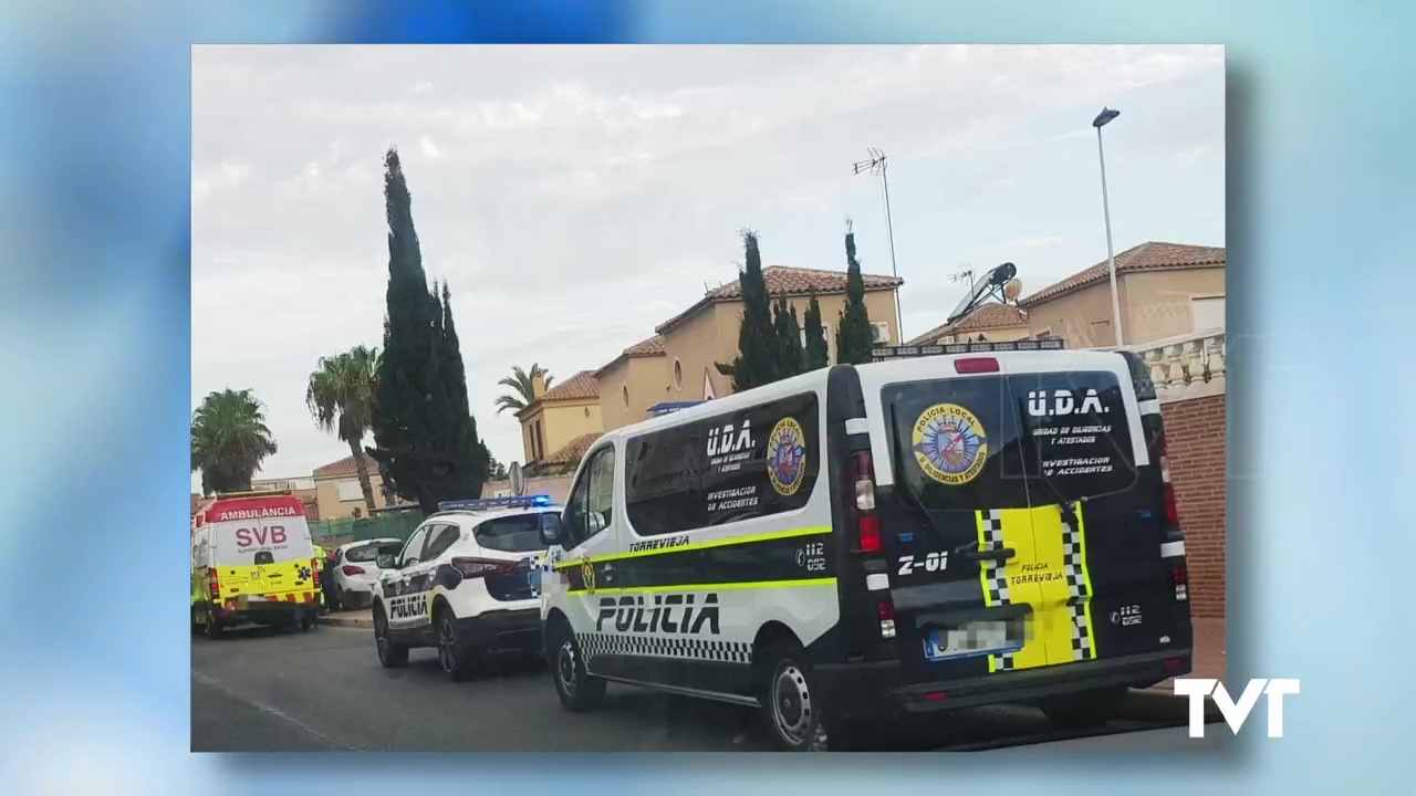 Imagen de Un turismo acaba por accidente encima de la acera y contra el muro de una vivienda