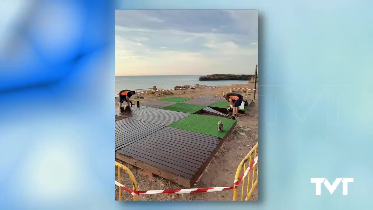 Imagen de Continúan los trabajos de restauración en las zonas de descanso de las calas de Torrevieja