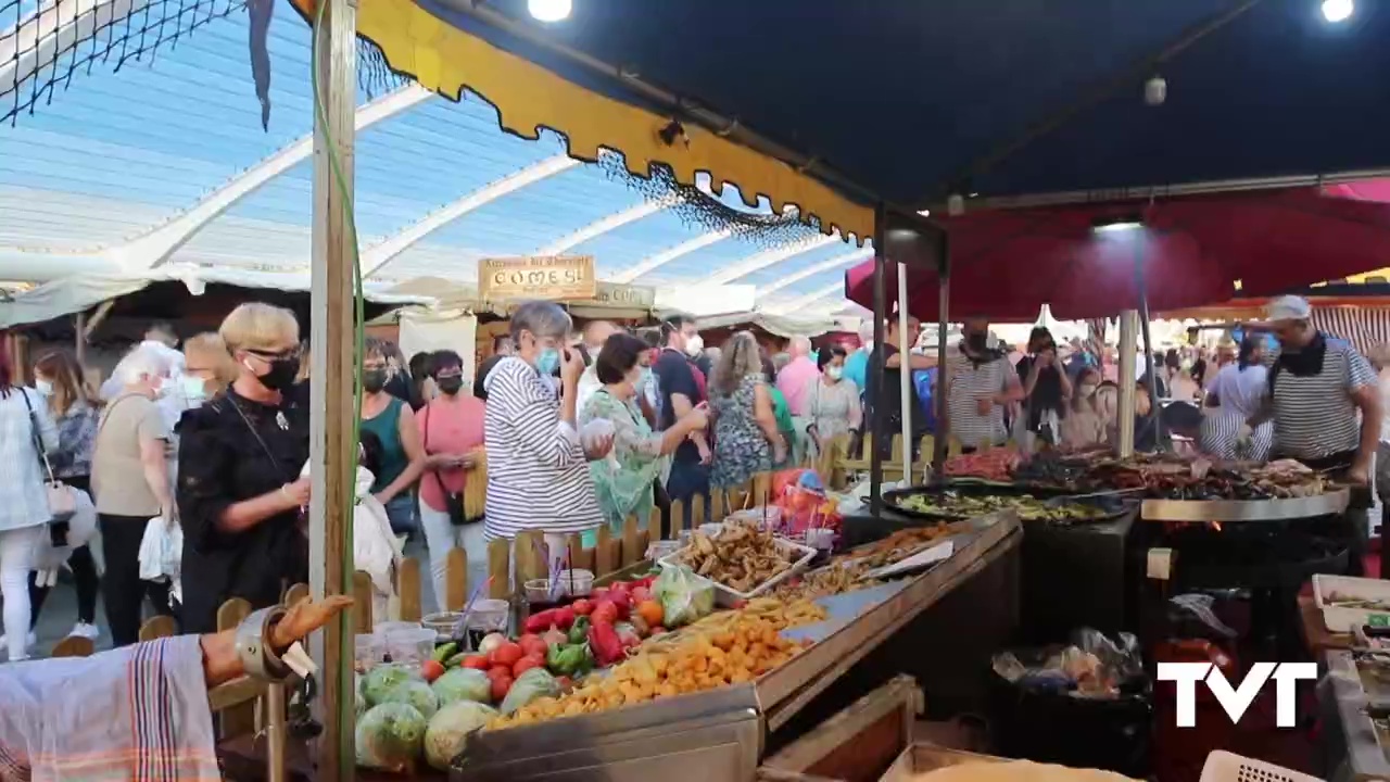 Imagen de Cientos de personas visitan en sus primeras días de apertura el mercado marinero