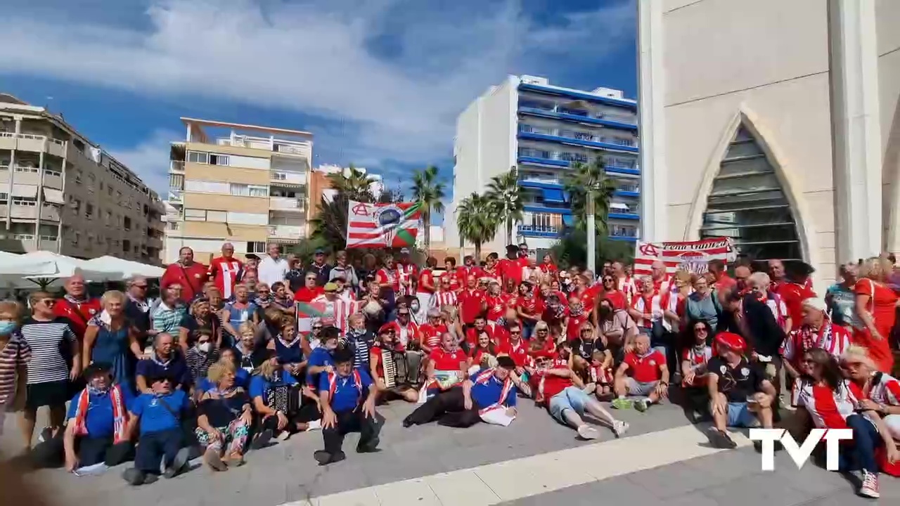 Imagen de Goyo Arbizu, inaugura junto a Manolo Delgado y Andoni Goikoetxea la peña Lagun Artea de Torrevieja