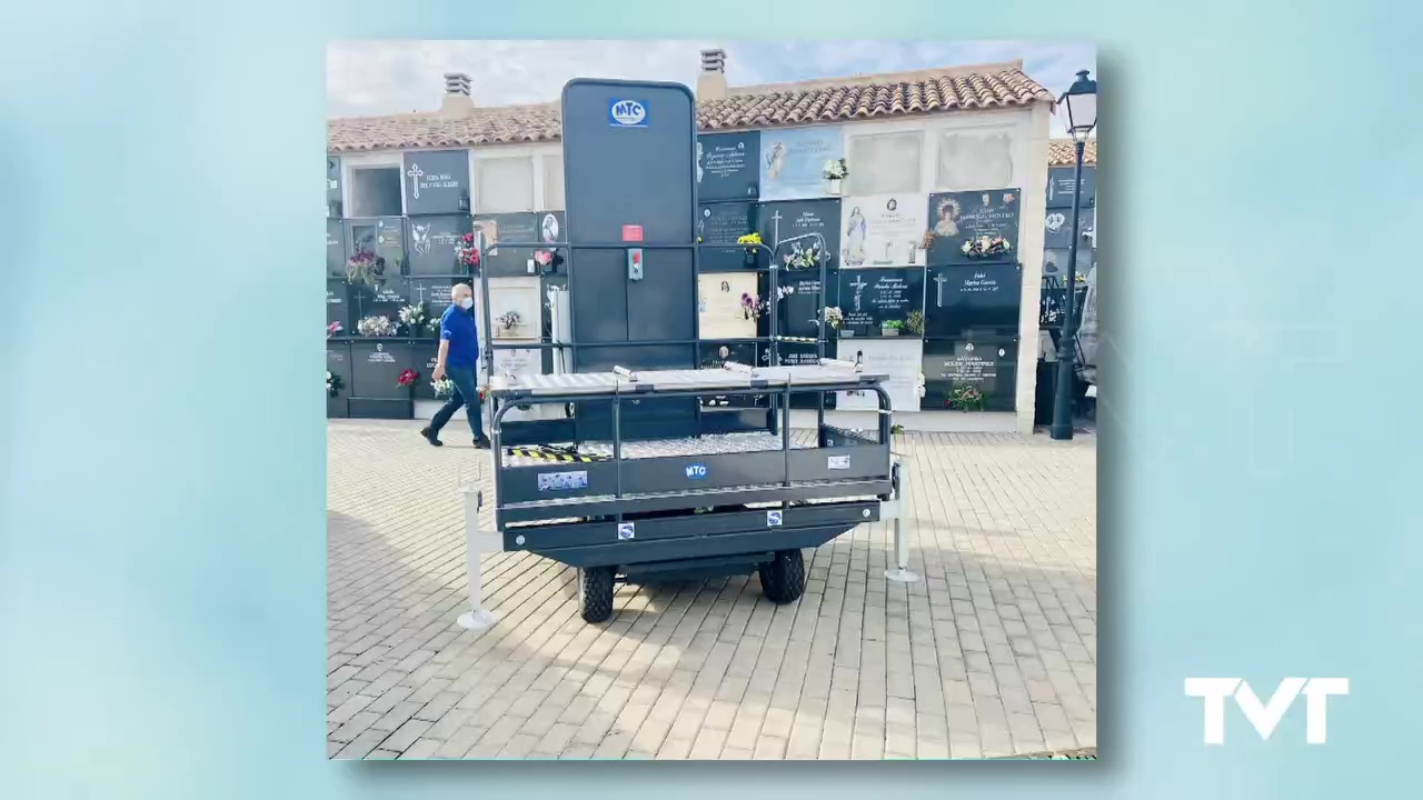 Imagen de Y por fin llegó al cementerio... la plataforma elevadora de féretros