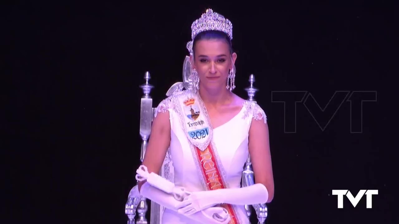 Imagen de Victoria Magoñ, coronada como Reina de la Sal. Juncal y Marta, elegidas Damas de la Sal