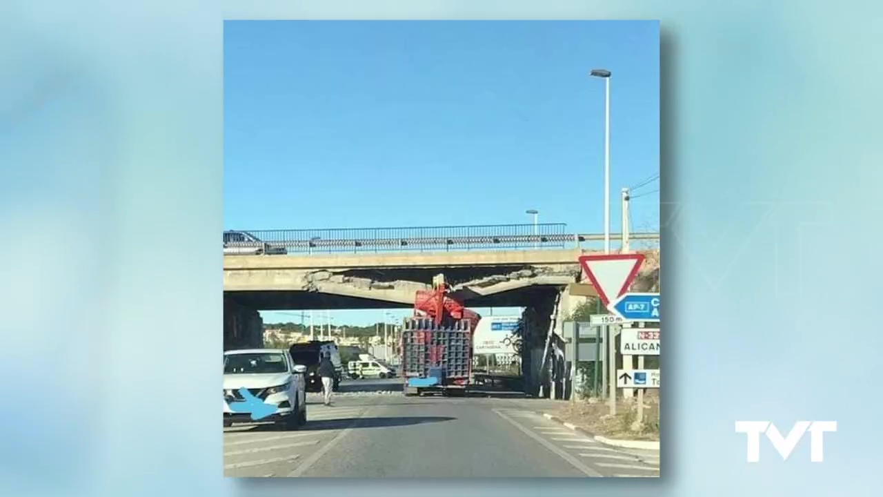 Imagen de El impacto de un camión sobre el puente de la CV 95 deja cortados accesos a Los Balcones y Hospital