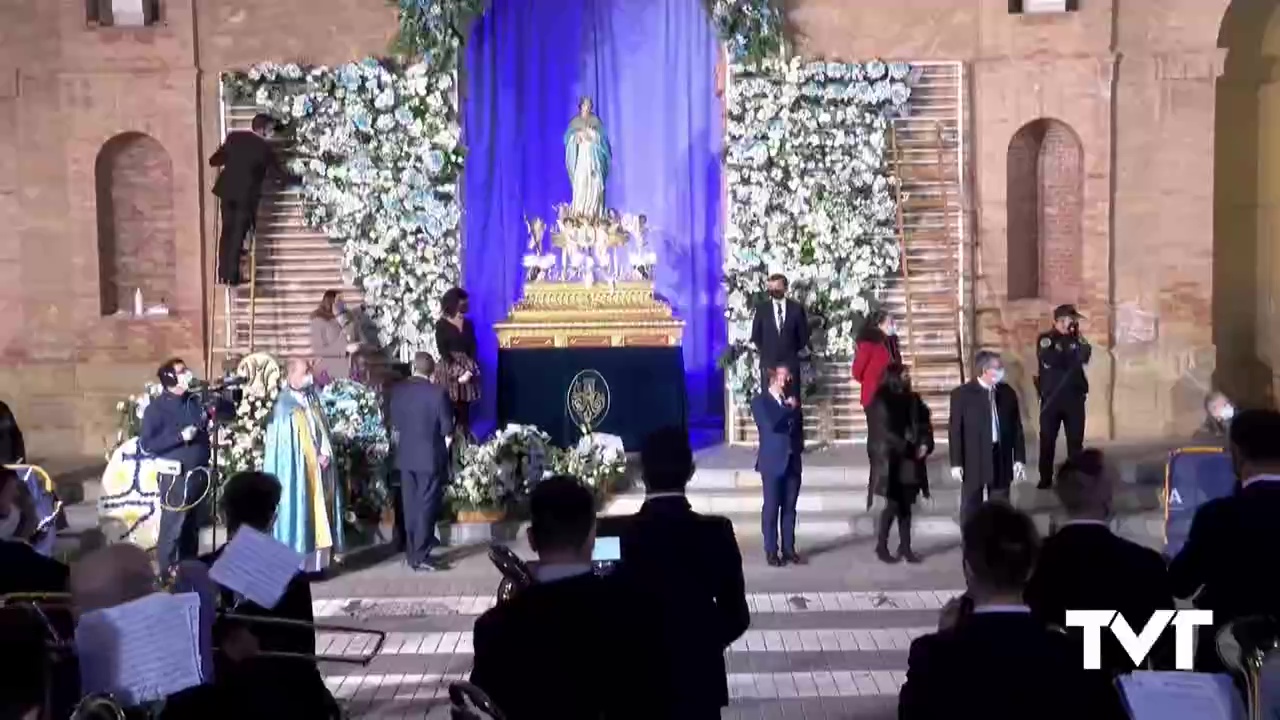 Imagen de Cientos de torrevejenses participan en la Ofrenda Floral a la Purísima