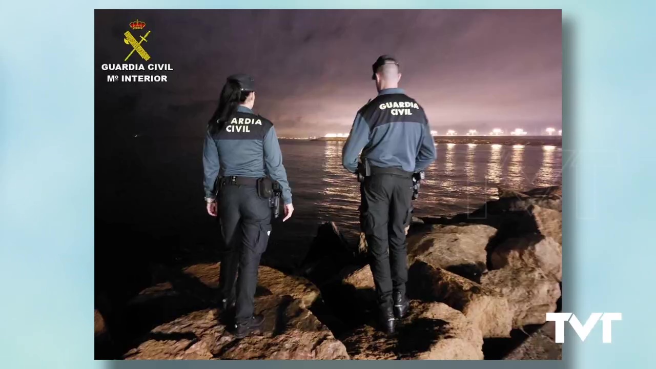 Imagen de La Guardia Civil rescata a una mujer que se había precipitado al mar en Torrevieja