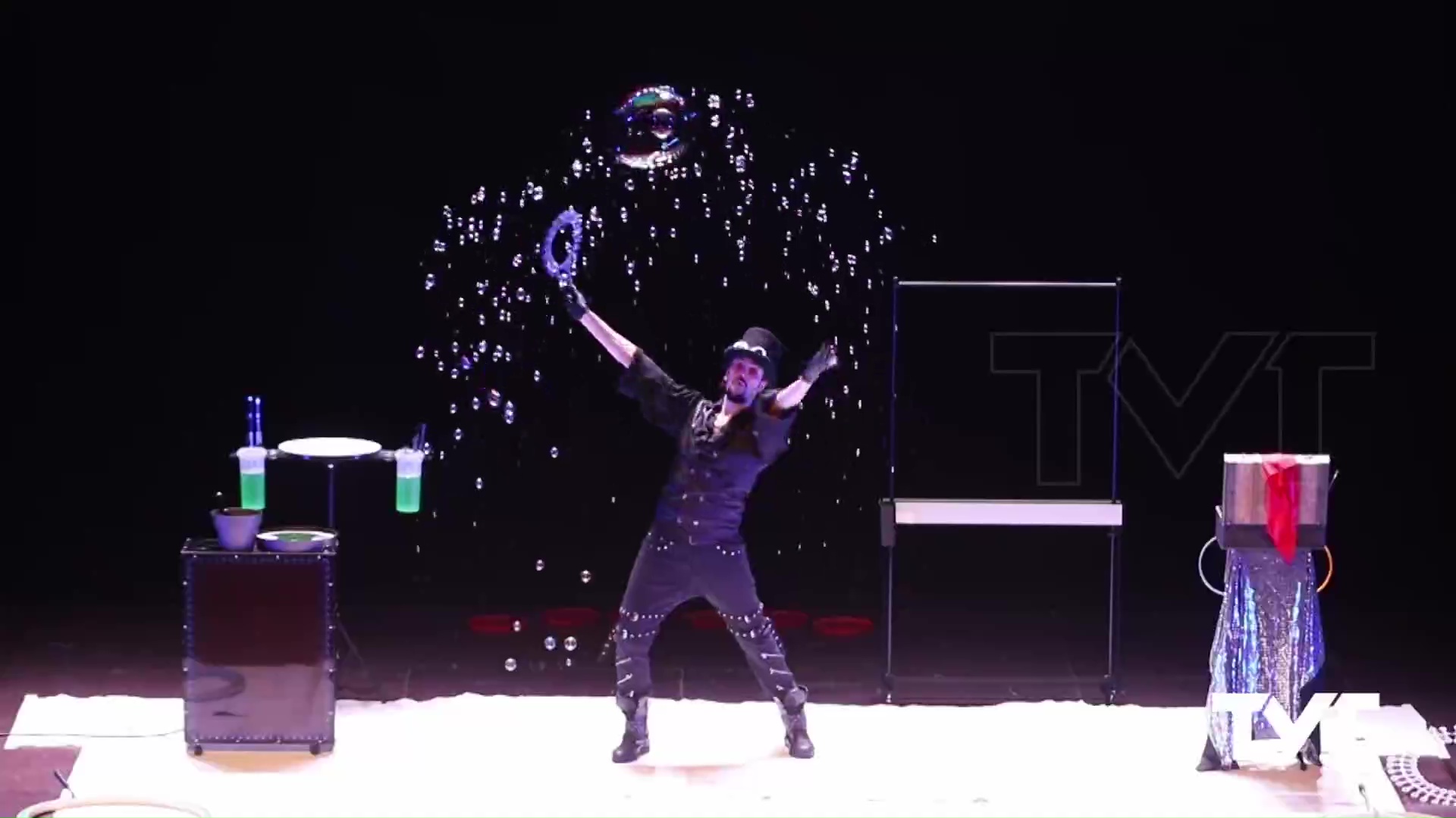 Imagen de Dreaming Bubbles sorprende en el teatro con un bonito espectáculo de pompas de jabón