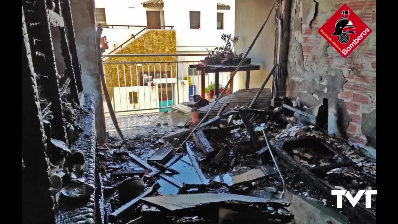 Imagen de Rescatan por el balcón a una mujer con movilidad reducida tras declararse un incendio en su casa