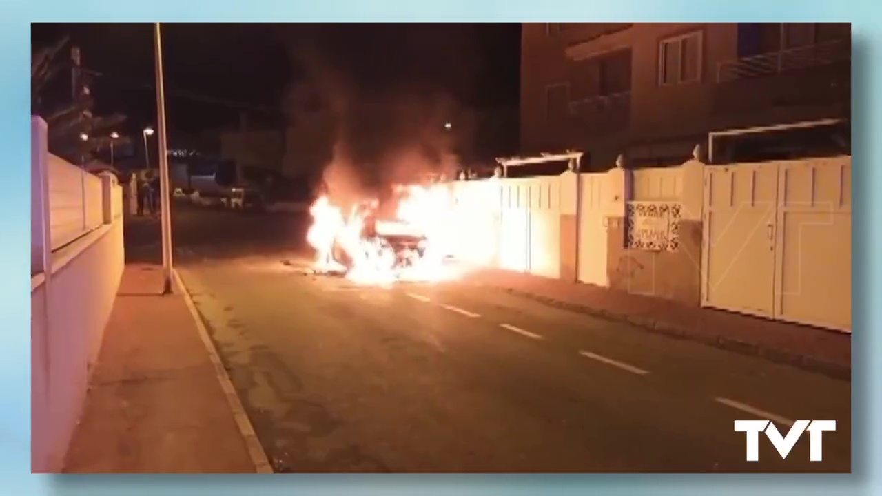 Imagen de Un vehículo queda completamente calcinado. Ocurría en la calle Soria de Torrevieja