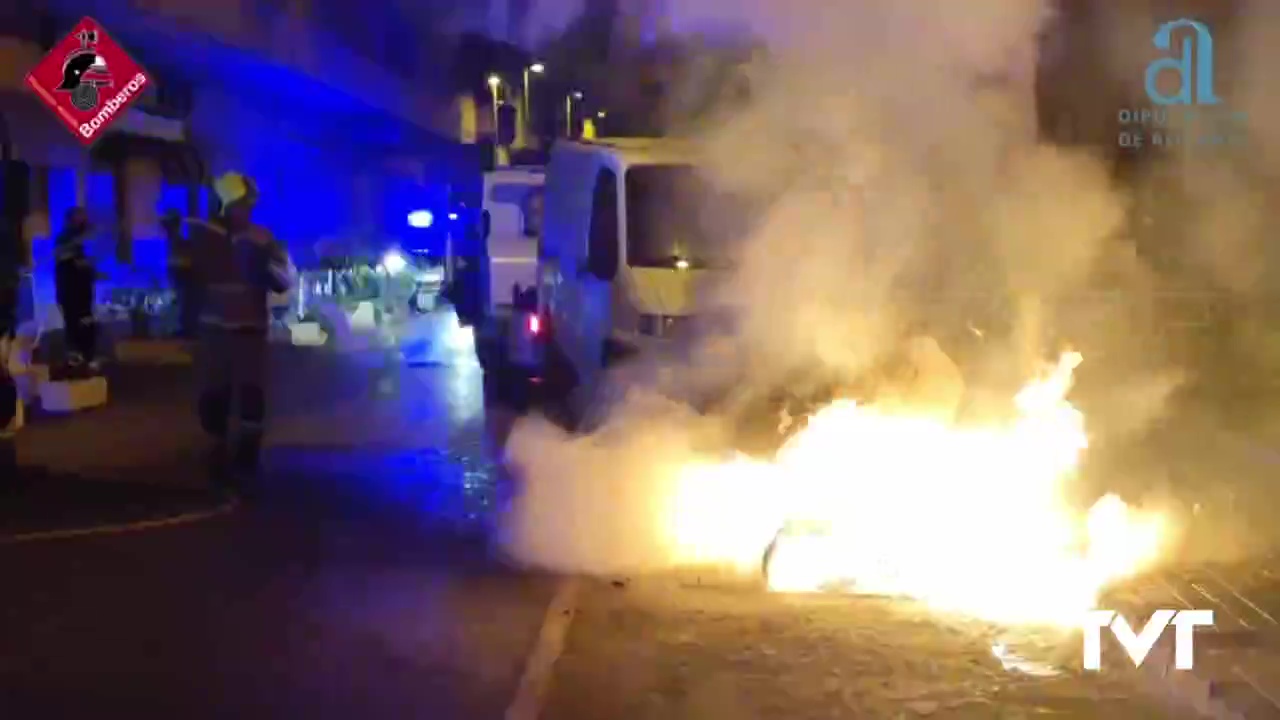 Imagen de La rápida actuación de los bomberos impiden que el incendio de un contenedor alcance un vehículo