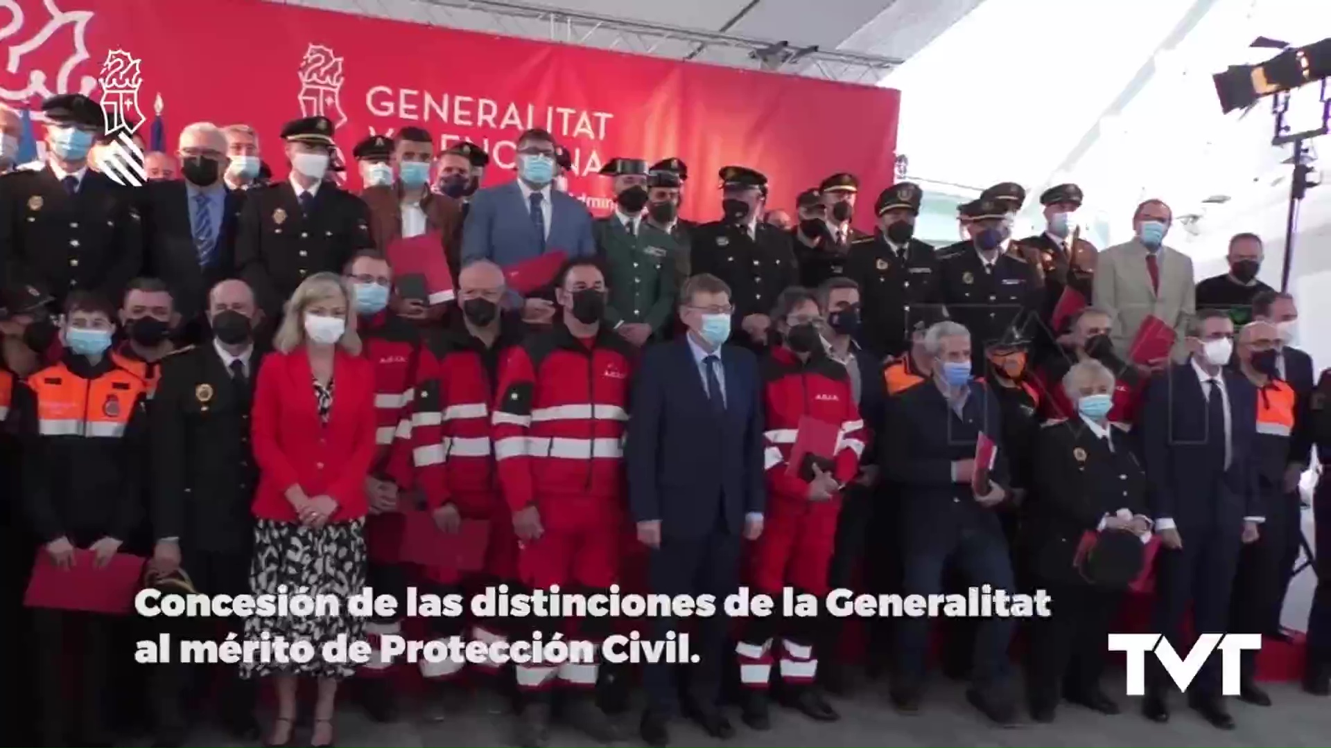 Imagen de 18 torrevejenses condecorados por la GV en el Día Europeo de la Protección Civil