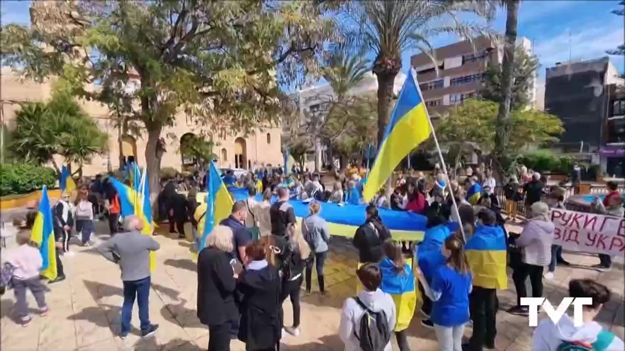 Imagen de La bandera ucraniana abraza la concentración por la paz convocada en la Pza. De la Constitución