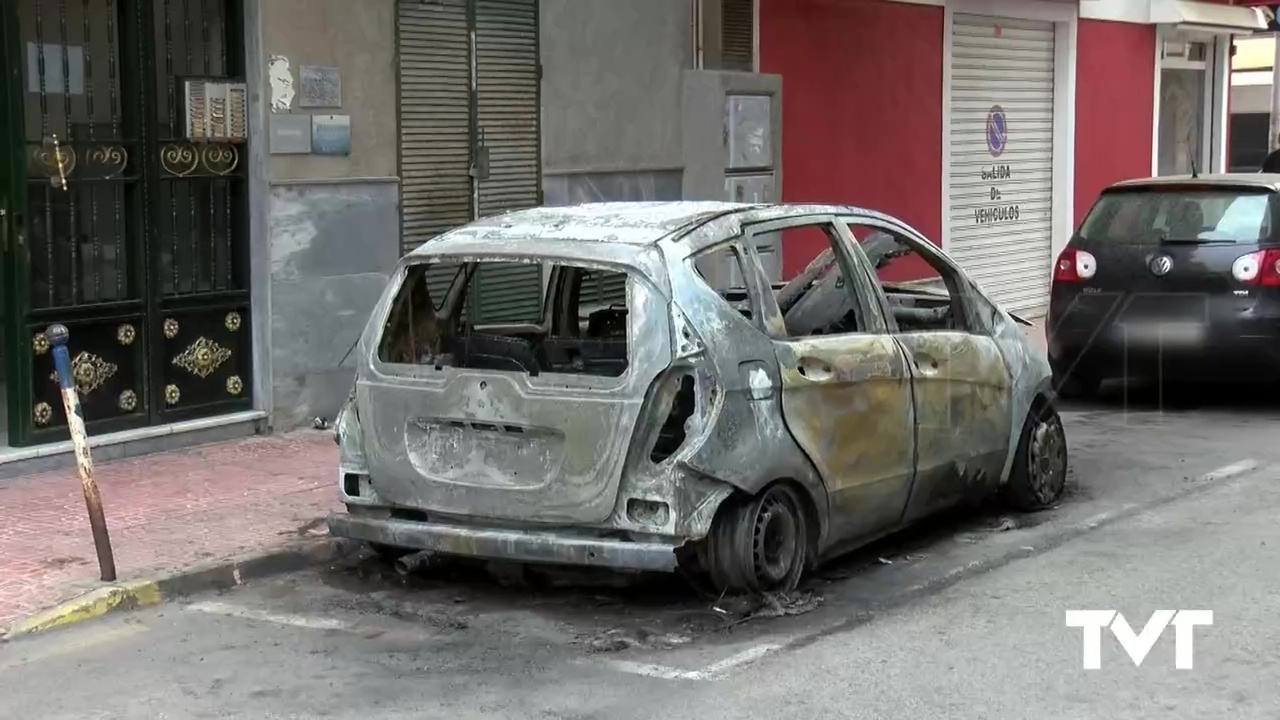 Imagen de Aparece un vehículo completamente calcinado en calle La Paz