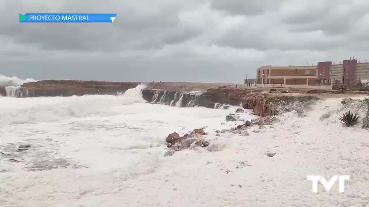 Imagen de Un manto de espuma de sal cubre las calas de Torrevieja