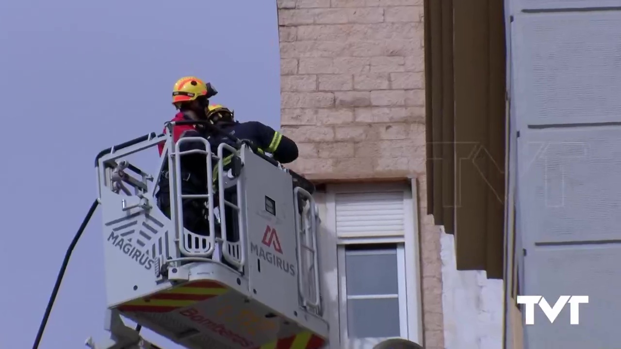 Imagen de Bomberos actúan sobre una cornisa tras desprendimiento sobre calzada