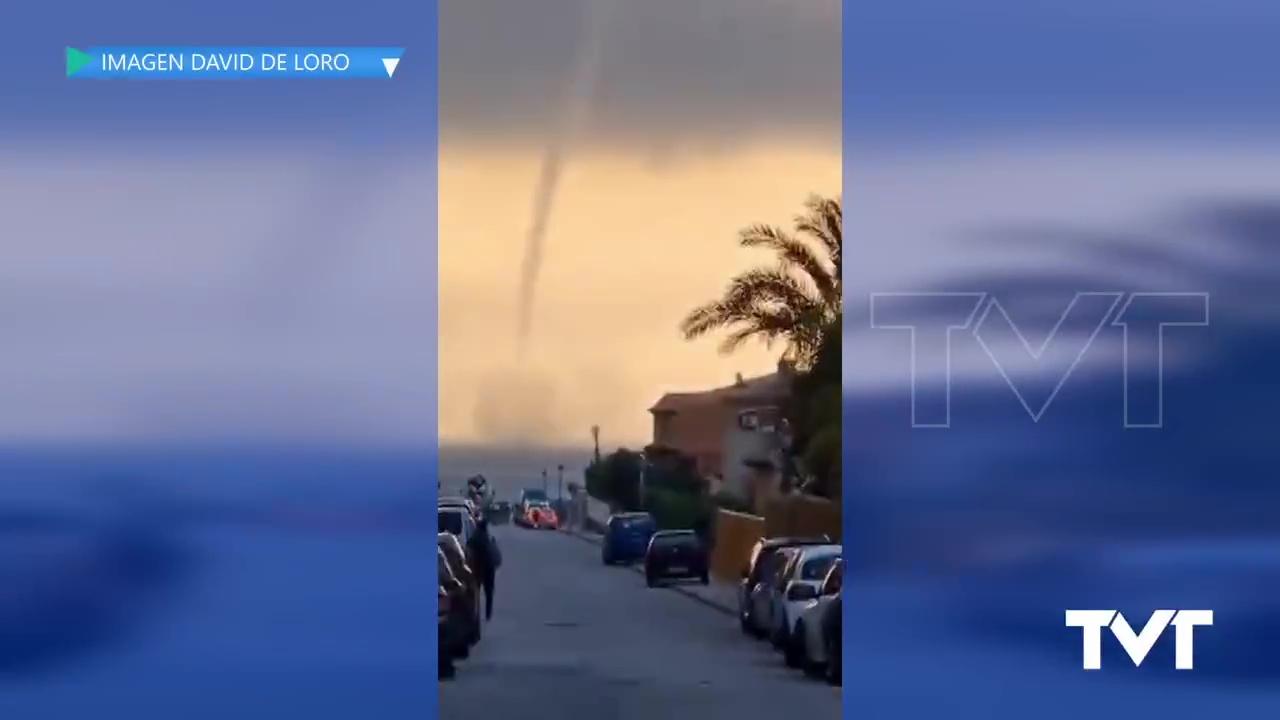 Imagen de Una manga marina de dimensiones considerables se forma frente a la costa torrevejense