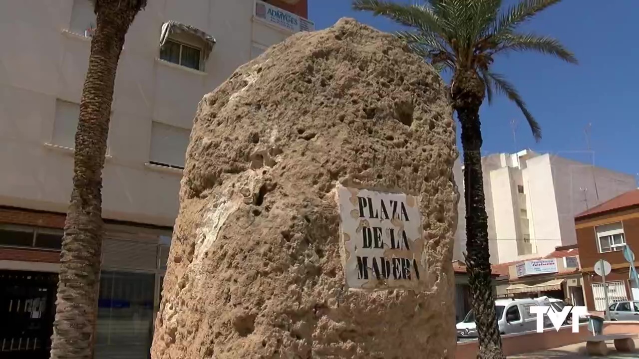 Imagen de El hito de la Plaza de la Madera se devuelve a su lugar de origen en la Laguna de la Mata